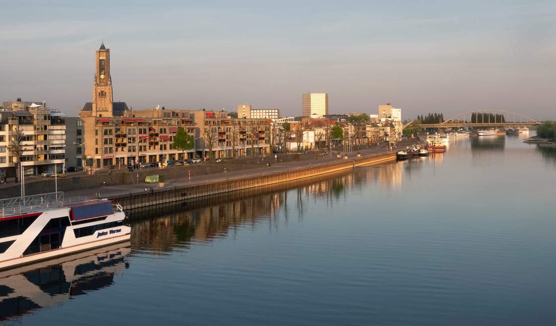 Arnhem en de Rijn bij avond vanaf de Mandelabrug