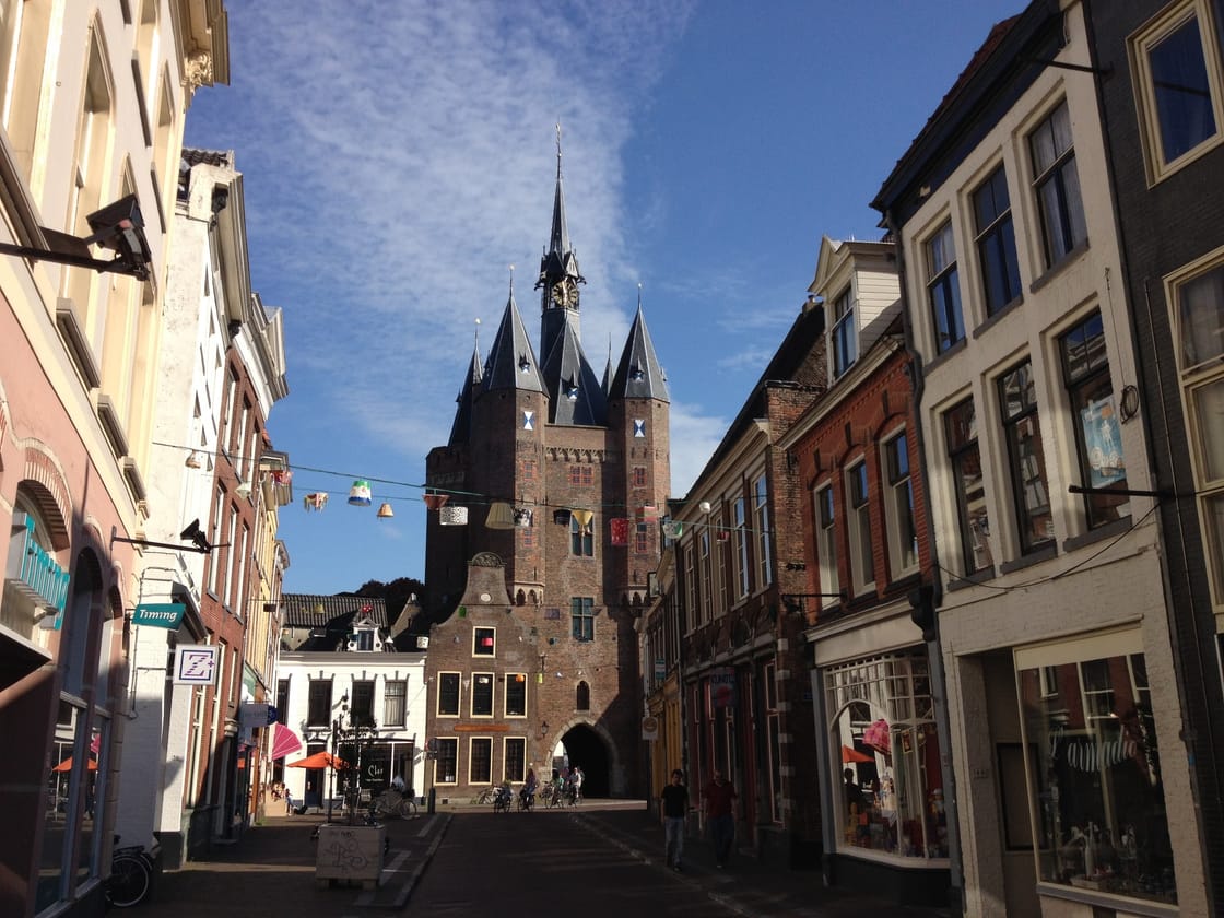 Sassenpoort tussen de historische straten van Zwolle